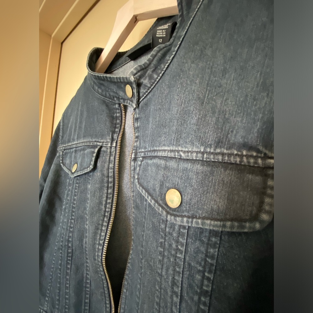 Denim moto jacket with snaps, zippers, and tailored fit. By Apostrophe stretch - Picture 3 of 5